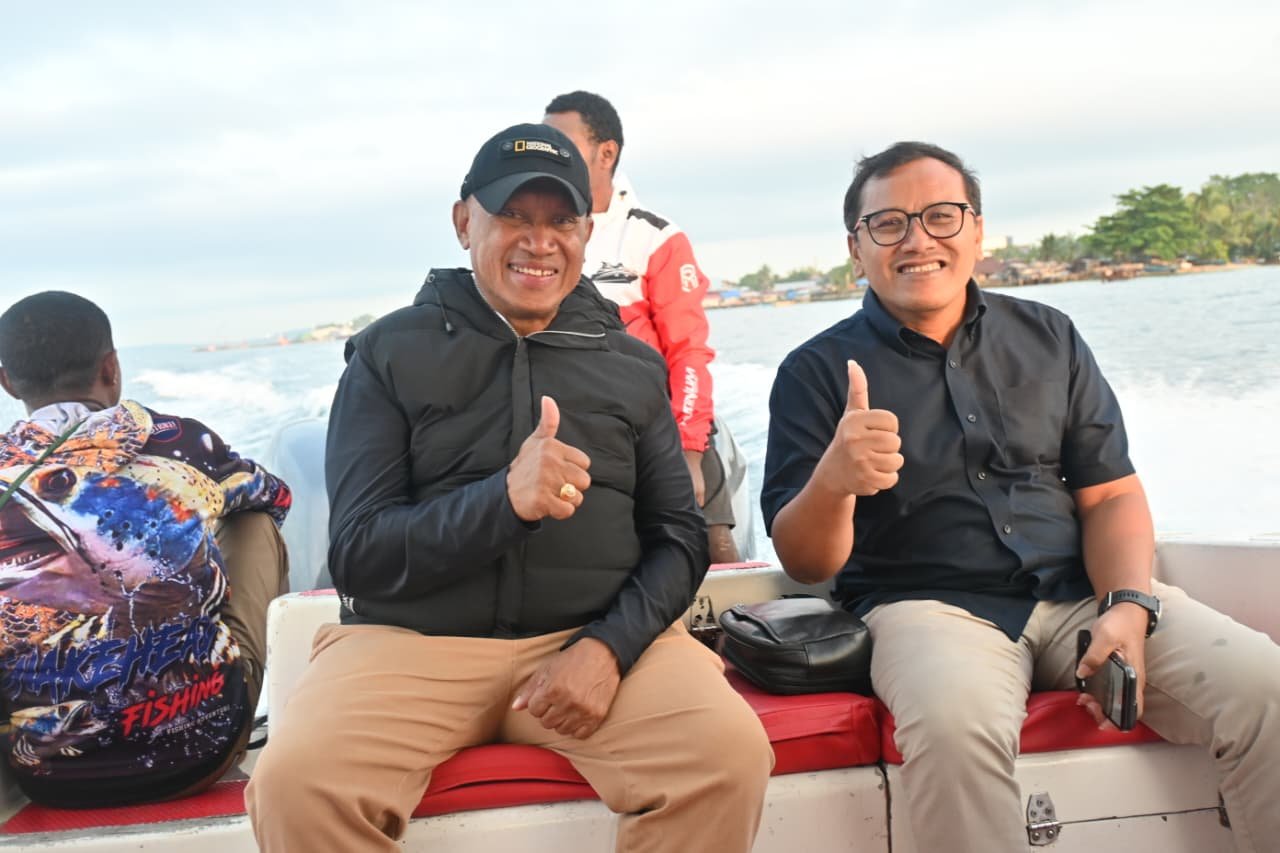 BUPATI SAAT KE PULAU OWI