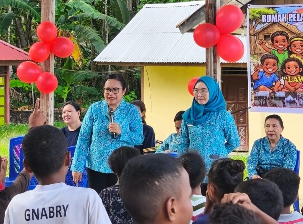 Ketua TP TP-PKK Kabupaten Biak Numfor, Ny. Imelda M. Mansnembra Wospakrik saat memberikan motivasi kepada anak-anak di Rumah Singgah Pelangi Surbabo Lawatan Paray, Senin (04/05). (foto : Istimewa)