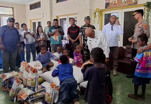 BANTUAN BERAS KORBAN EKS BOM PENINGGALAN PERANG DUNIA II