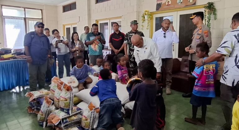 BANTUAN BERAS KORBAN EKS BOM PENINGGALAN PERANG DUNIA II