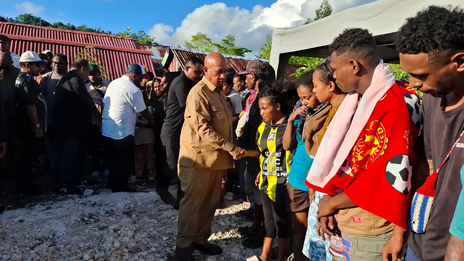 bupati di acara penguburan korban bom